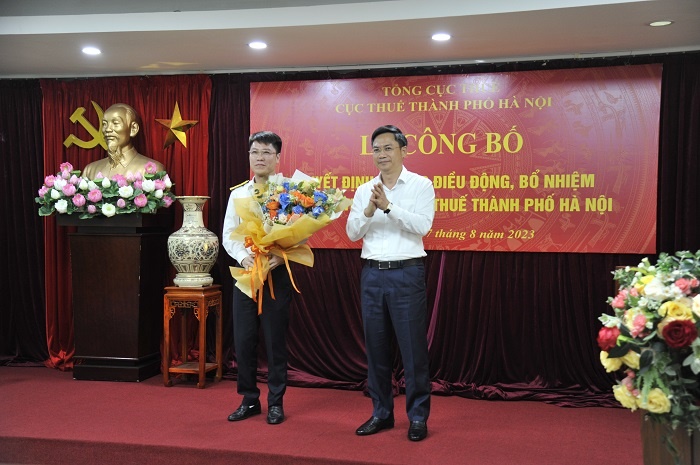 Phó Chủ tịch UBND thành phố Hà Nội Hà Minh Hải tặng hoa cho Tân Phó Cục trưởng Cục Thuế thành phố Hà Nội