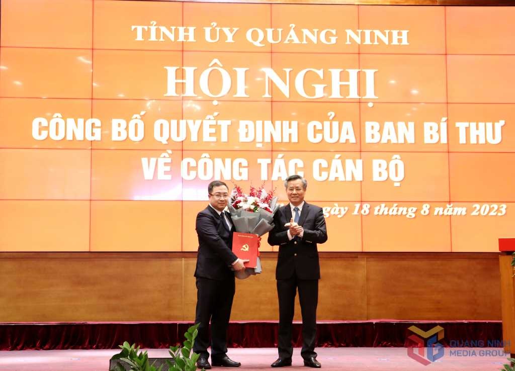Ông Nguyễn Quang Dương, Ủy viên Trung ương Đảng, Phó Trưởng Ban Tổ chức Trung ương trao Quyết định của Ban Bí thư cho đồng chí Đặng Xuân Phương, Phó Bí thư Tỉnh ủy Quảng Ninh.