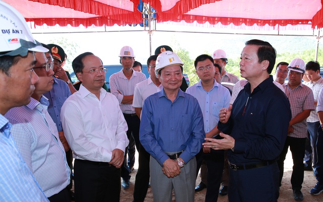 Phó Thủ tướng Trần Hồng Hà nghe báo cáo tiến độ trên công trường thi công đoạn tuyến cao tốc Vân Phong - Nha Trang. Ảnh: VGP