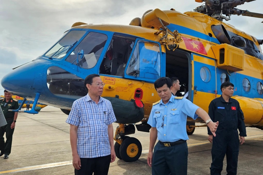 Ông Phan Văn Mãi, Chủ tịch UBND TPHCM, chuẩn bị lên máy bay trực thăng khảo sát tại Sư đoàn Không quân 370 (Ảnh: N.A.).