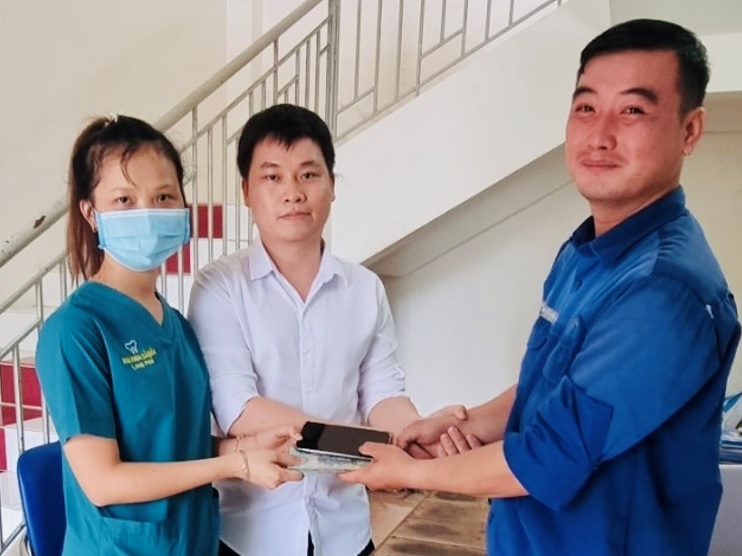 Anh Phùng Hùng Nhã - Công nhân Đài viễn thông Đại Ngãi, Long Phú, Sóc Trăng trao trả lại tài sản cho người đánh rơi