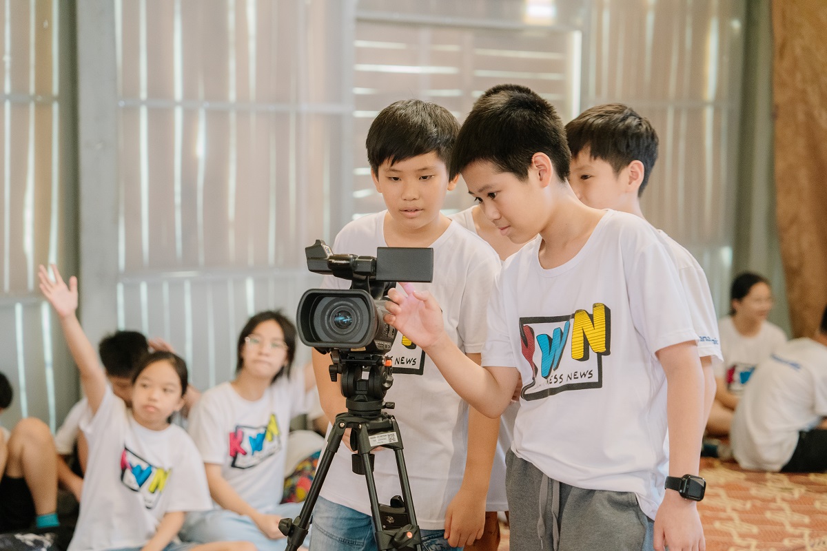  Học sinh được thực hành sử dụng máy quay chuyên dụng