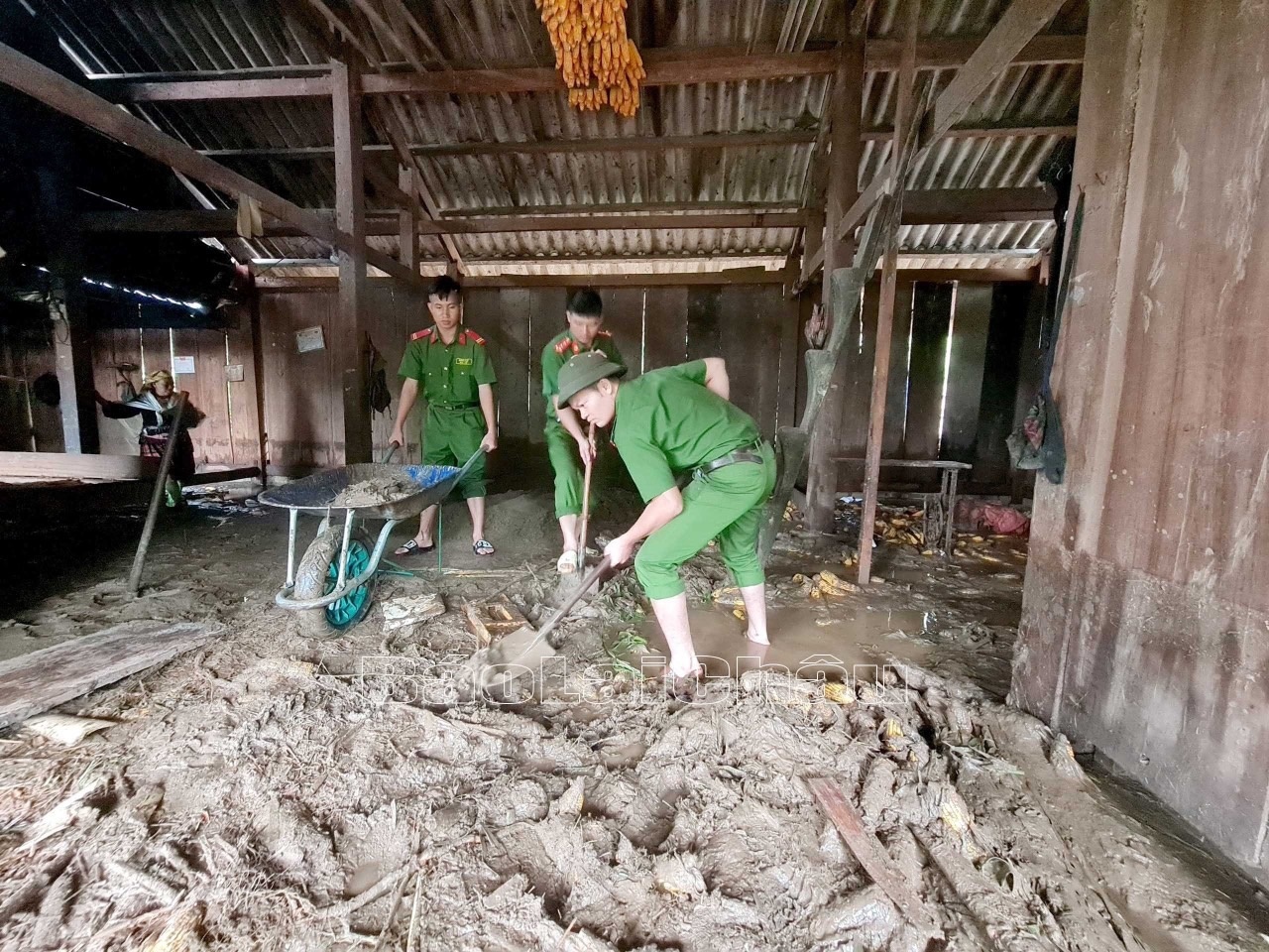 Công an huyện Than Uyên giúp bà con bản Hô Ta, xã Tà Mung khắc phục hậu quả thiên tai - ảnh: Báo Lai Châu