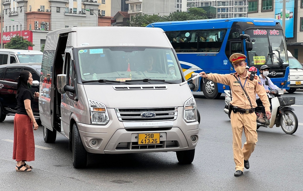 Cảnh sát giao thông dừng phương tiện có hành vi đón, trả khách không đúng quy định