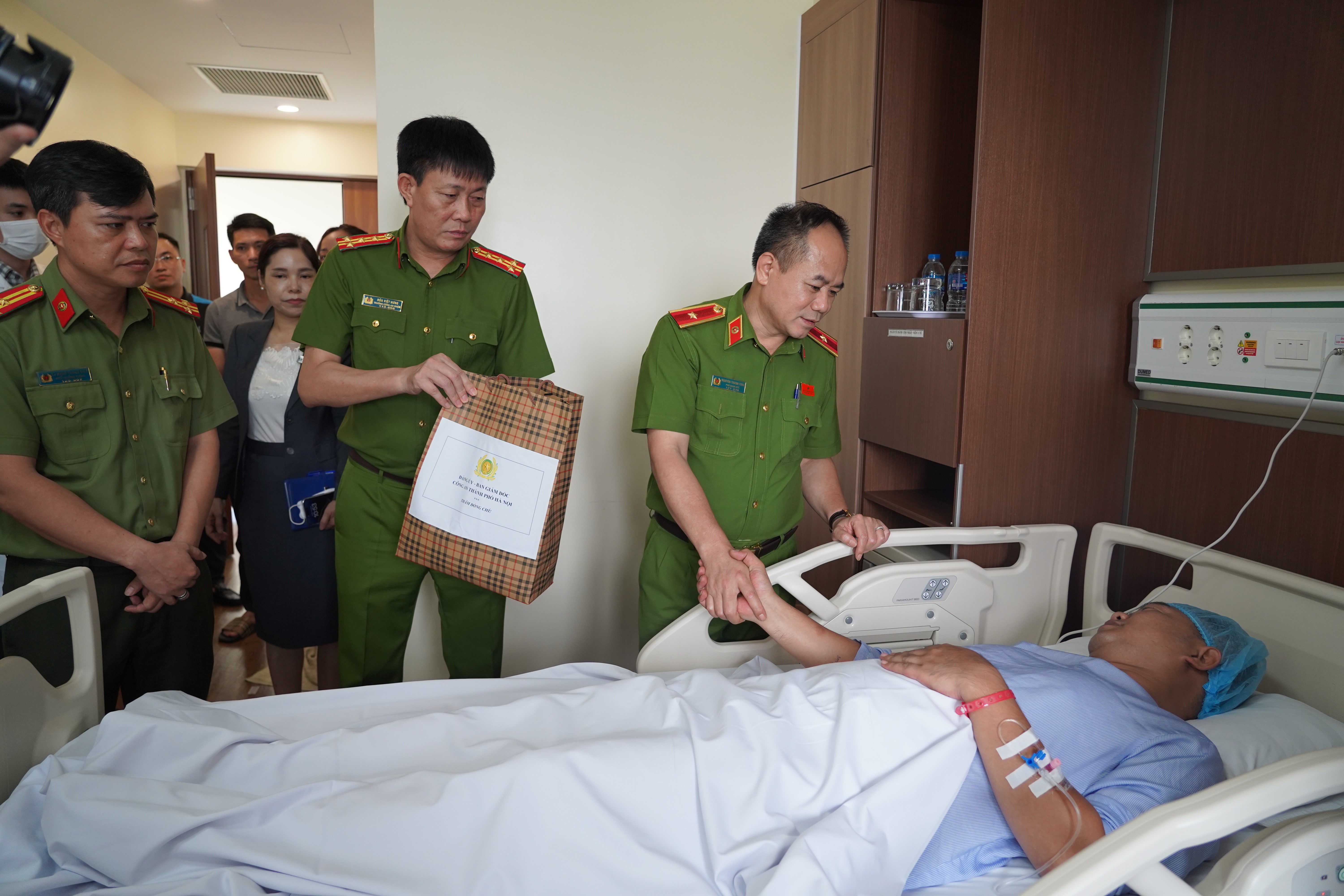 Thiếu tướng Nguyễn Thanh Tùng, Phó Giám đốc CATP, cùng đại diện chỉ huy các phòng chức năng, động viên, thăm hỏi Thiếu tá Nguyễn Anh Tuấn