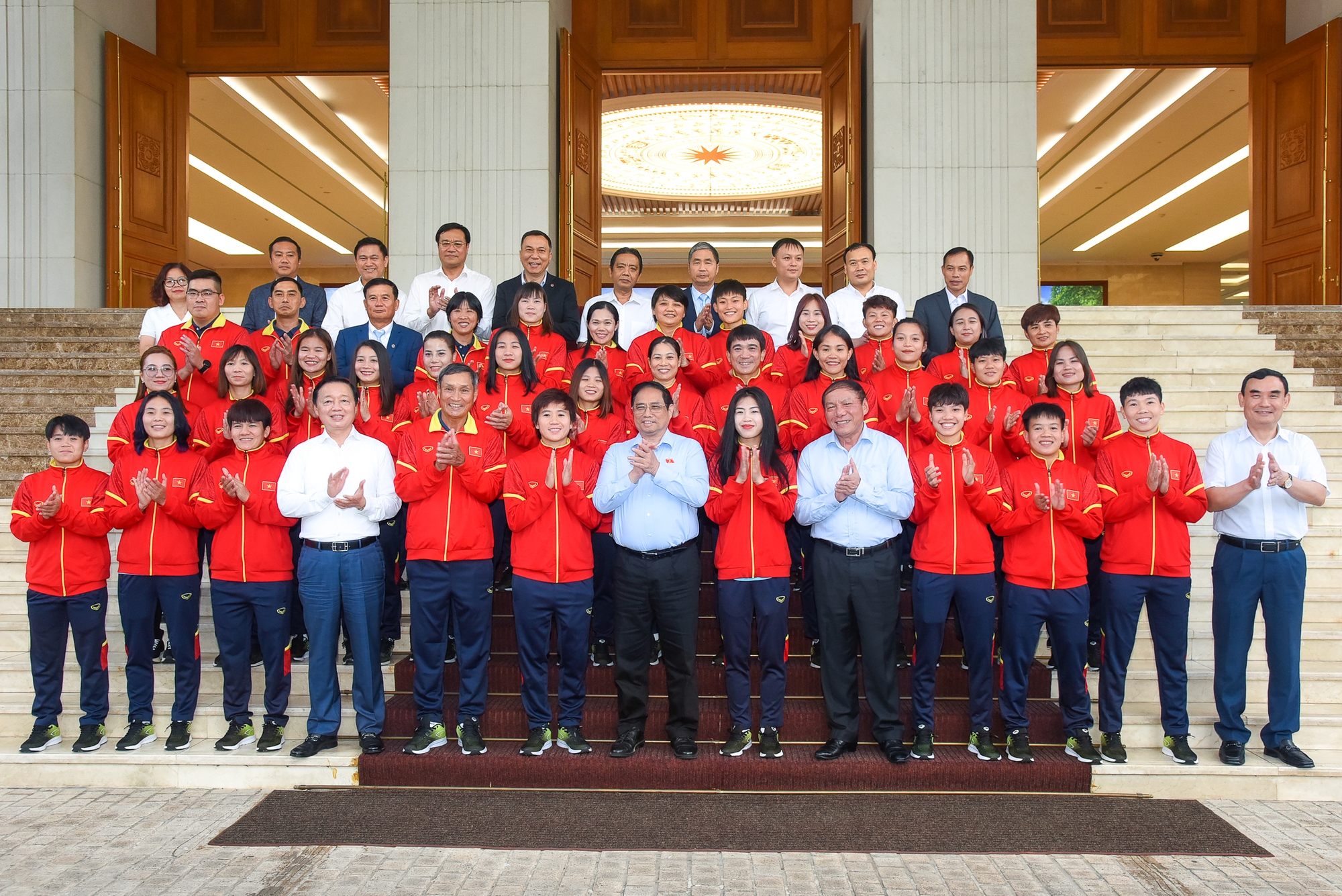 Thủ tướng Phạm Minh Chính, Phó Thủ tướng Trần Hồng Hà cùng các đại biểu chụp ảnh lưu niệm cùng Đội tuyển bóng đá nữ quốc gia - Ảnh: VGP