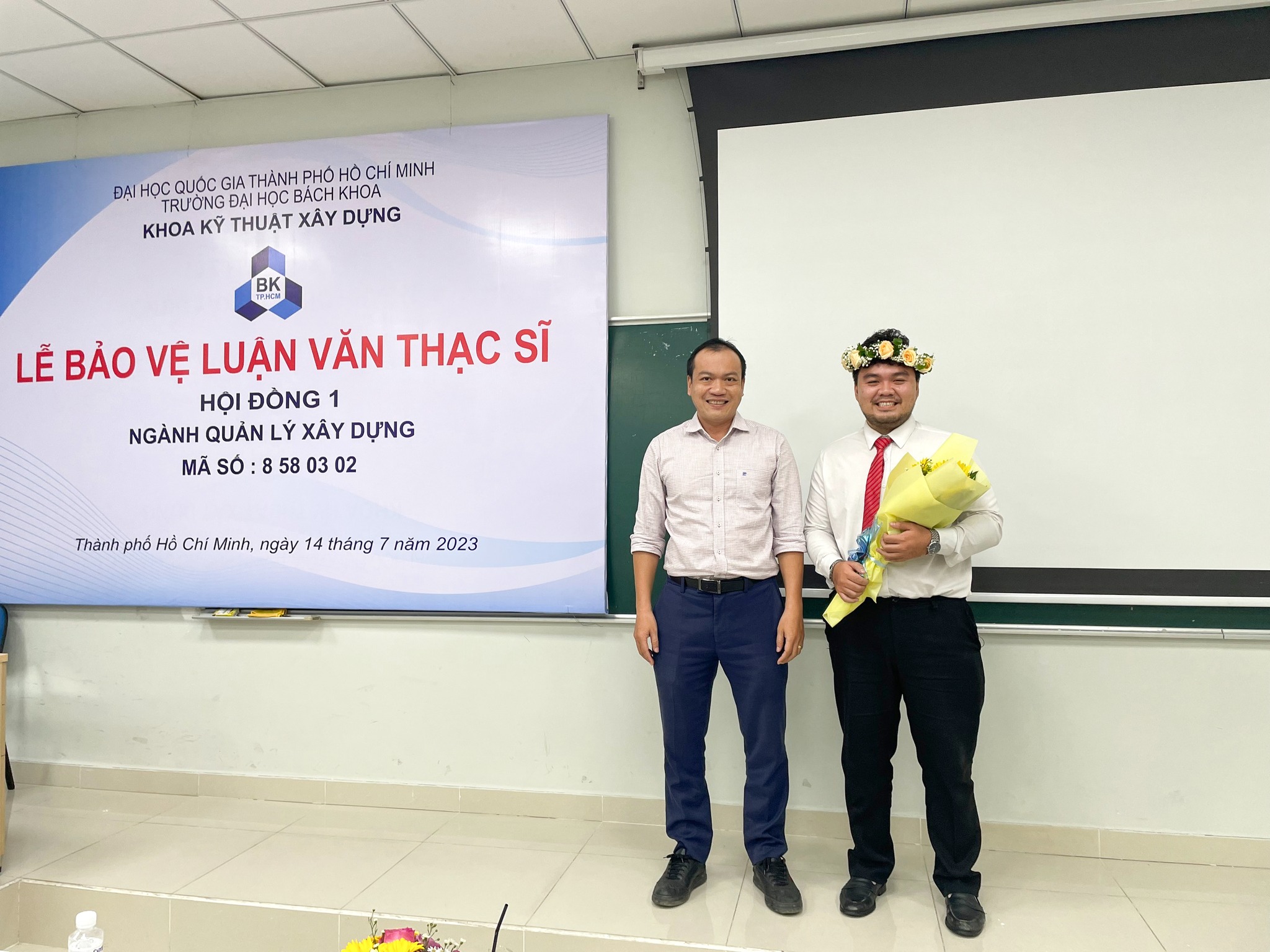 Lưu Ngọc Quỳnh Khôi nhận vòng nguyệt quế tại lễ bảo vệ luận văn thạc sĩ Trường ĐH Bách khoa TP.HCM