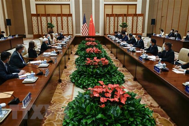 Phó Thủ tướng Trung Quốc Hà Lập Phong (thứ 4, phải) trong cuộc gặp Bộ trưởng Tài chính Mỹ Janet Yellen (thứ 4, trái) tại Bắc Kinh, ngày 8/7. (Ảnh: AFP/TTXVN)