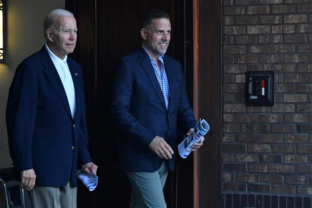 Tổng thống Mỹ Joe Biden (trái) và con trai Hunter Biden tại Johns Island, bang Nam Carolina ngày 13/8/2022. (Ảnh: AFP/TTXVN)