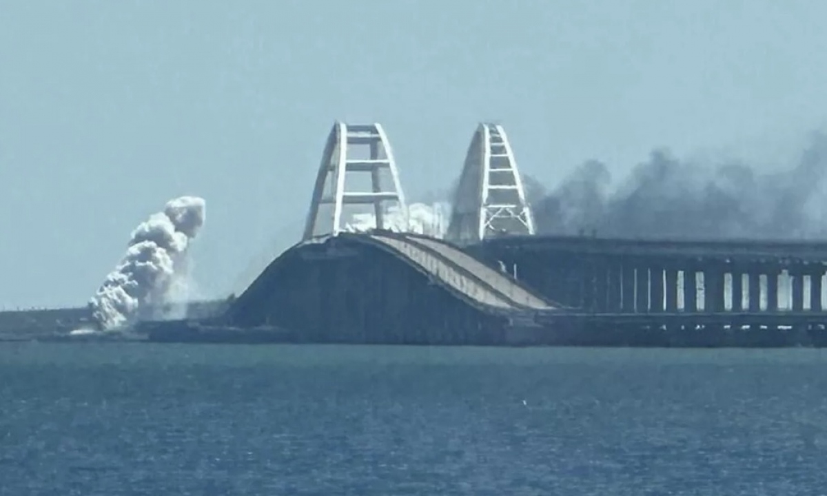 Cầu Crimea bao phủ bởi khói trắng vào đầu giờ chiều ngày 12/8. Ảnh: RIA