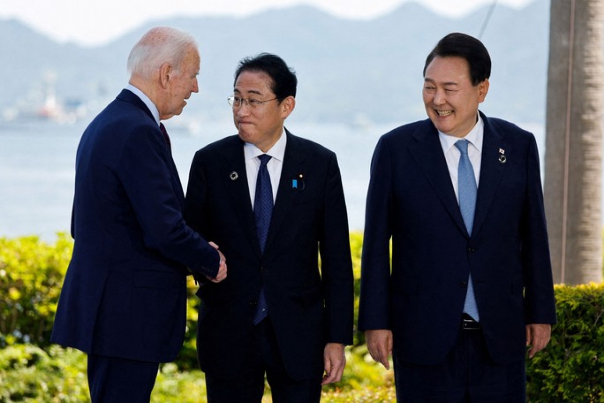 Từ trái qua: Tổng thống Mỹ Joe Biden, Thủ tướng Nhật Bản Kishida Fumio và Tổng thống Hàn Quốc Yoon Suk-yeol tại TP Hiroshima - Nhật Bản vào tháng 5-2023 Ảnh: REUTERS
