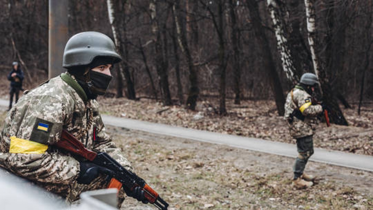 Binh sĩ Ukraine quan sát tại vị trí ở Irpin, Ukraine. Ảnh: Getty Images