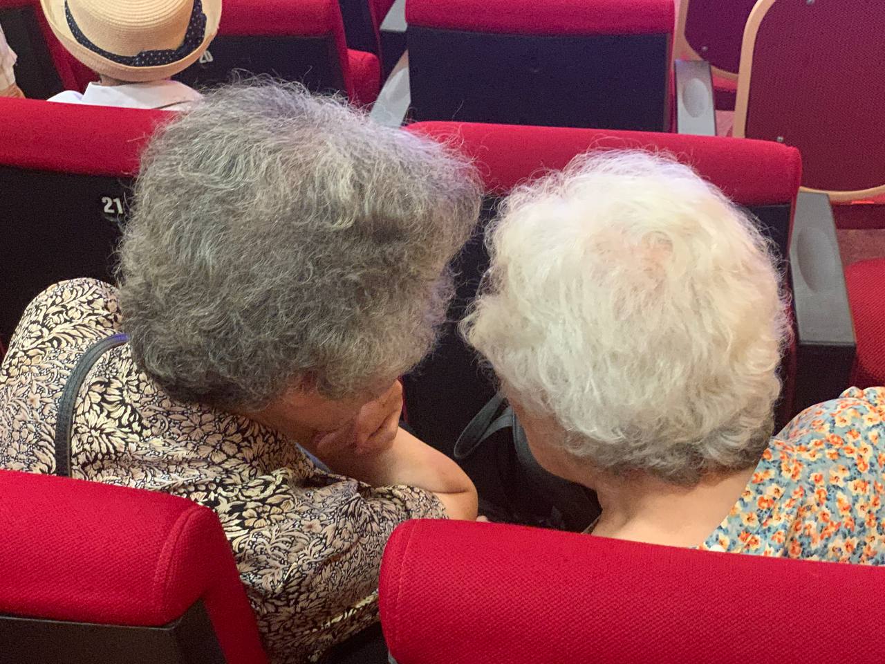 Hai mái đầu bạc bên nhau trong một buổi gặp mặt các cụ hưu trí ở VNPT