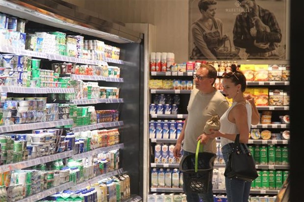 Người dân mua sắm tại siêu thị ở Frankfurt, Đức. (Ảnh: THX/TTXVN)