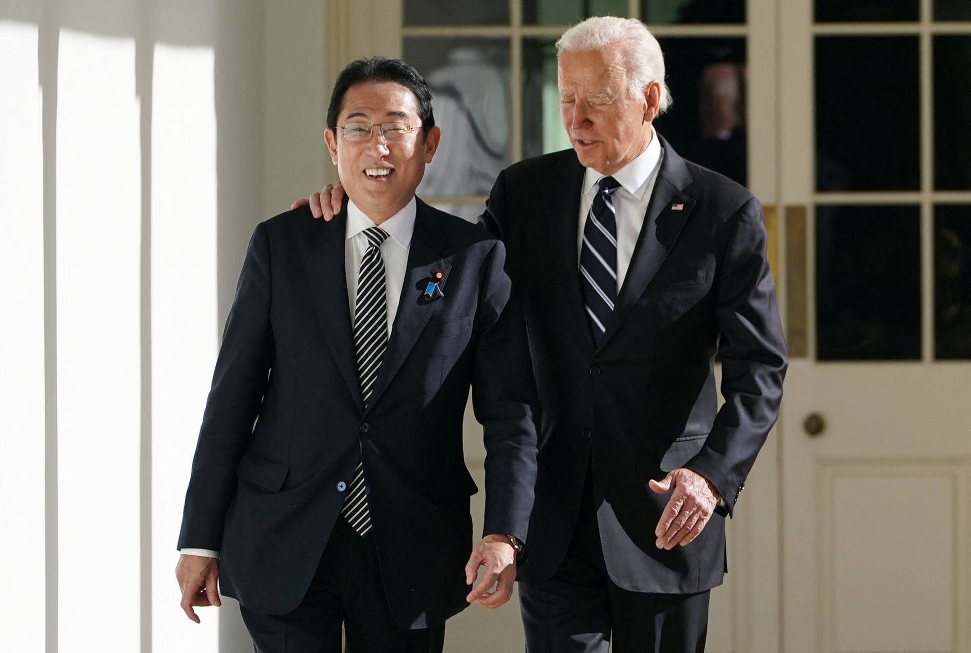 Tổng thống Joe Biden (bên phải) và Thủ tướng Nhật Bản Fumio Kishida