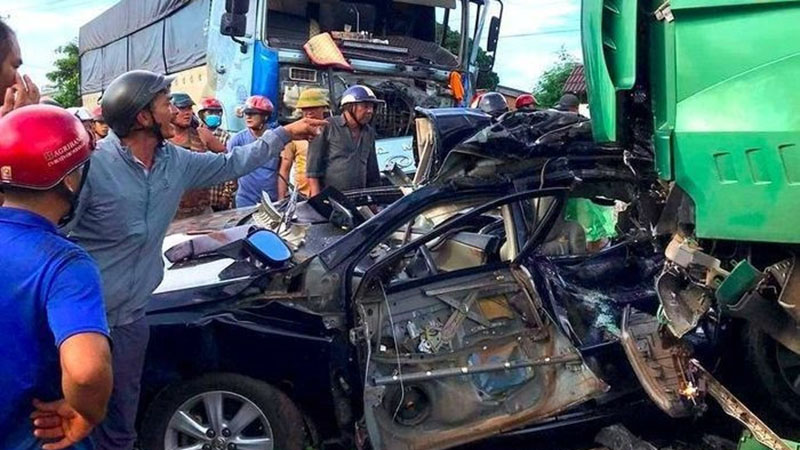 Đằng sau những bức ảnh TNGT: Toyota Altis bị đâm kẹt cứng giữa hai xe tải lớn - Ảnh 7.