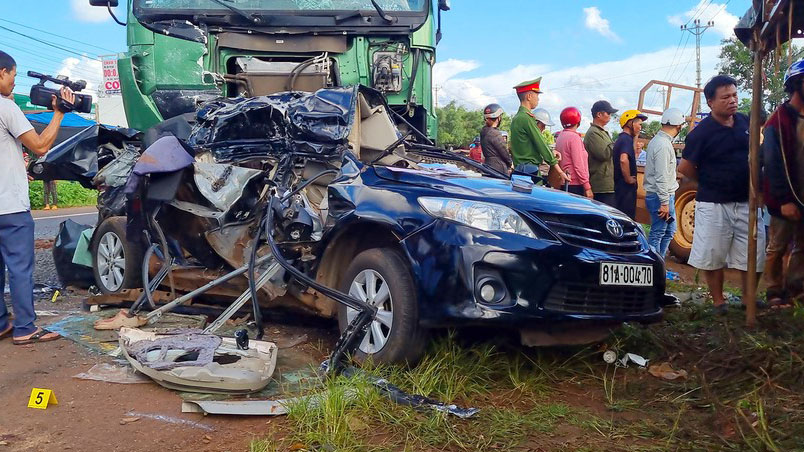 Đằng sau những bức ảnh TNGT: Toyota Altis bị đâm kẹt cứng giữa hai xe tải lớn - Ảnh 5.