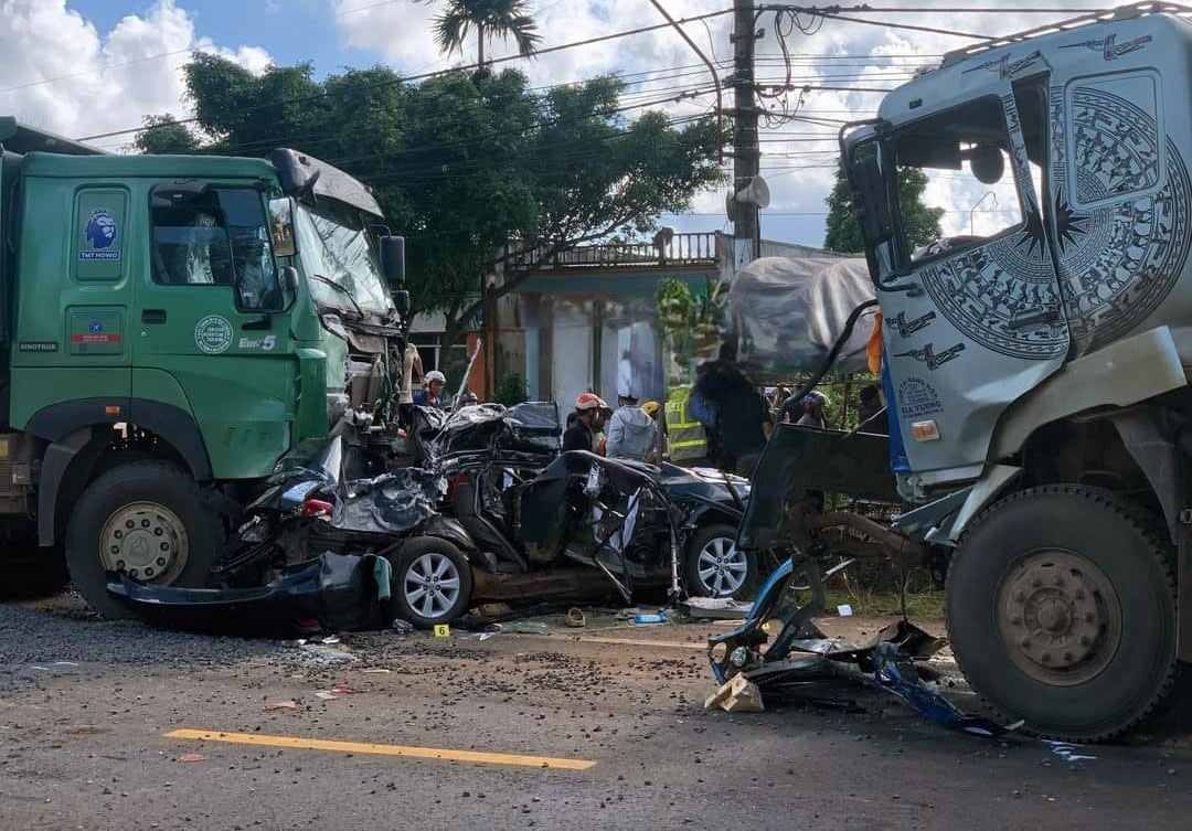 Đằng sau những bức ảnh TNGT: Toyota Altis bị đâm kẹt cứng giữa hai xe tải lớn - Ảnh 1.