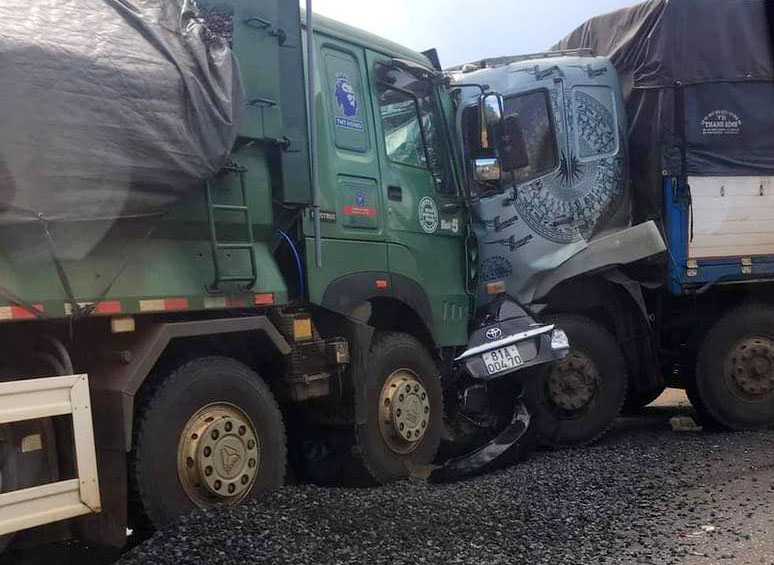 Đằng sau những bức ảnh TNGT: Toyota Altis bị đâm kẹt cứng giữa hai xe tải lớn - Ảnh 2.