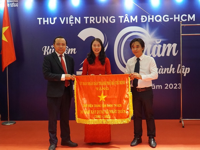 Thư viện Trung tâm ĐHQG-HCM nhận cờ truyền thống của UBND TP.HCM