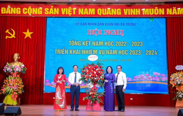 Thứ trưởng Ngô Thị Minh chúc mừng thành tích của ngành Giao dục quận Hai Bà Trưng trong năm học 2022-2023