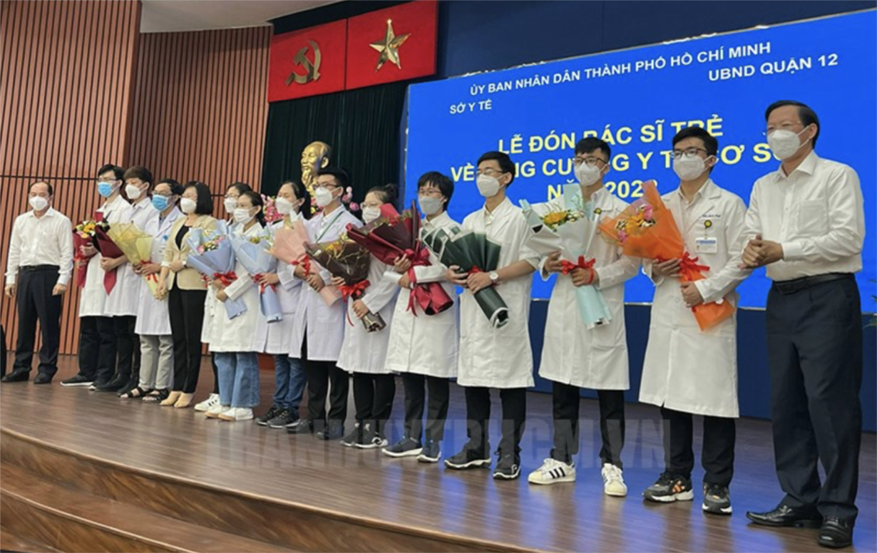 Chủ tịch UBNDTP Phan Văn Mãi chúc mừng các bác sĩ trẻ tham gia khoá đầu tiên của Chương trình thí điểm thực hành 18 tháng tại bệnh viện gắn liền với trạm y tế

(Ngày 27/2/2022)