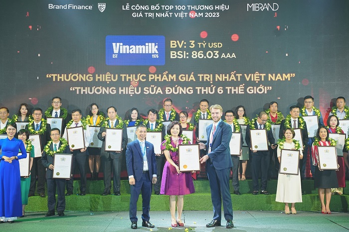 Bà Bùi Thị Hương, Giám đốc Điều hành Vinamilk
đón nhận các chứng nhận từ Brand Finance - Ảnh: Mibrand