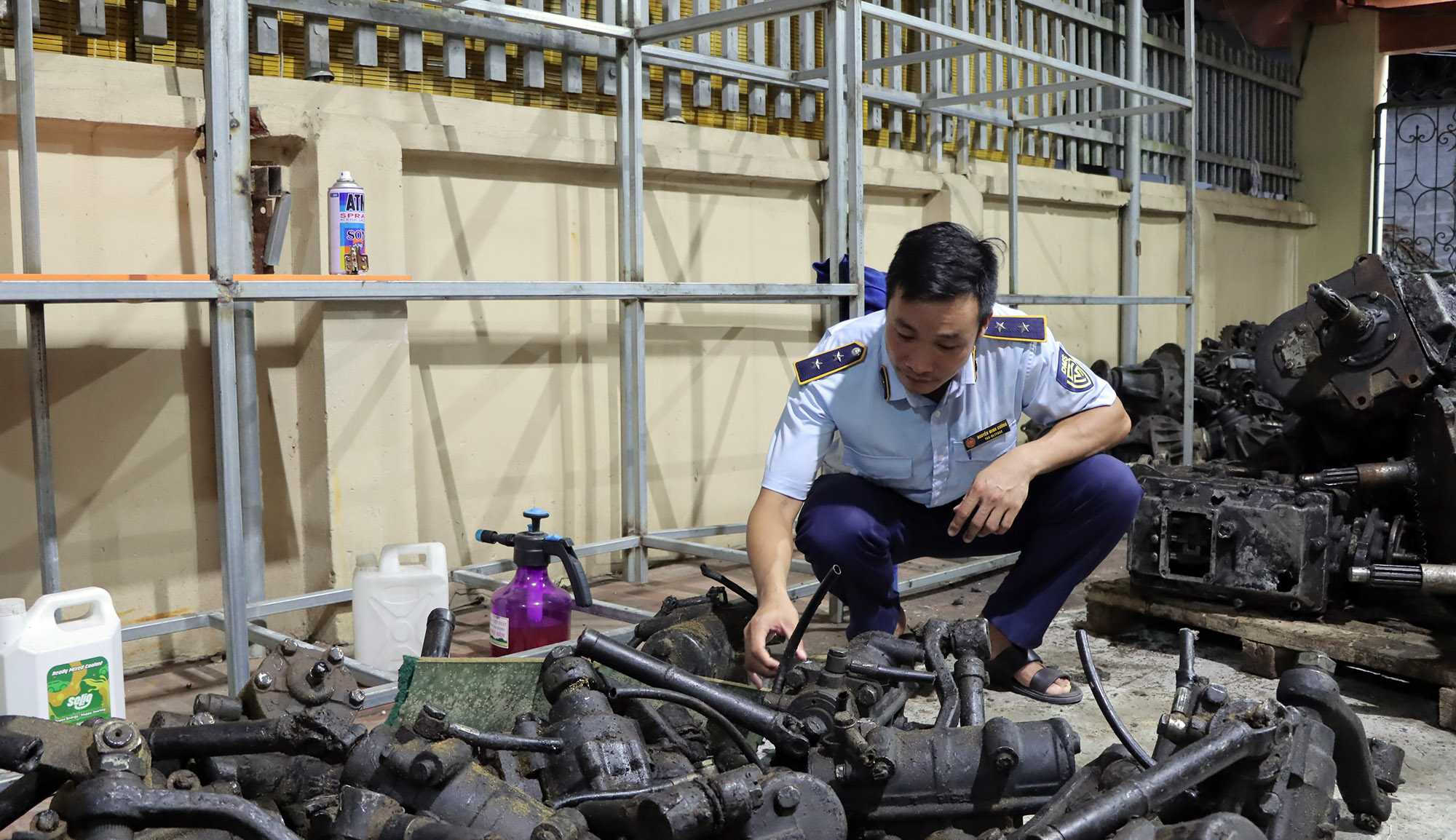 Lực lượng Quản lý thị trường kiểm tra, thu giữ trên 10 tấn ô tô đã qua sử dụng trên địa bàn huyện Tiên Lữ, Hưng Yên