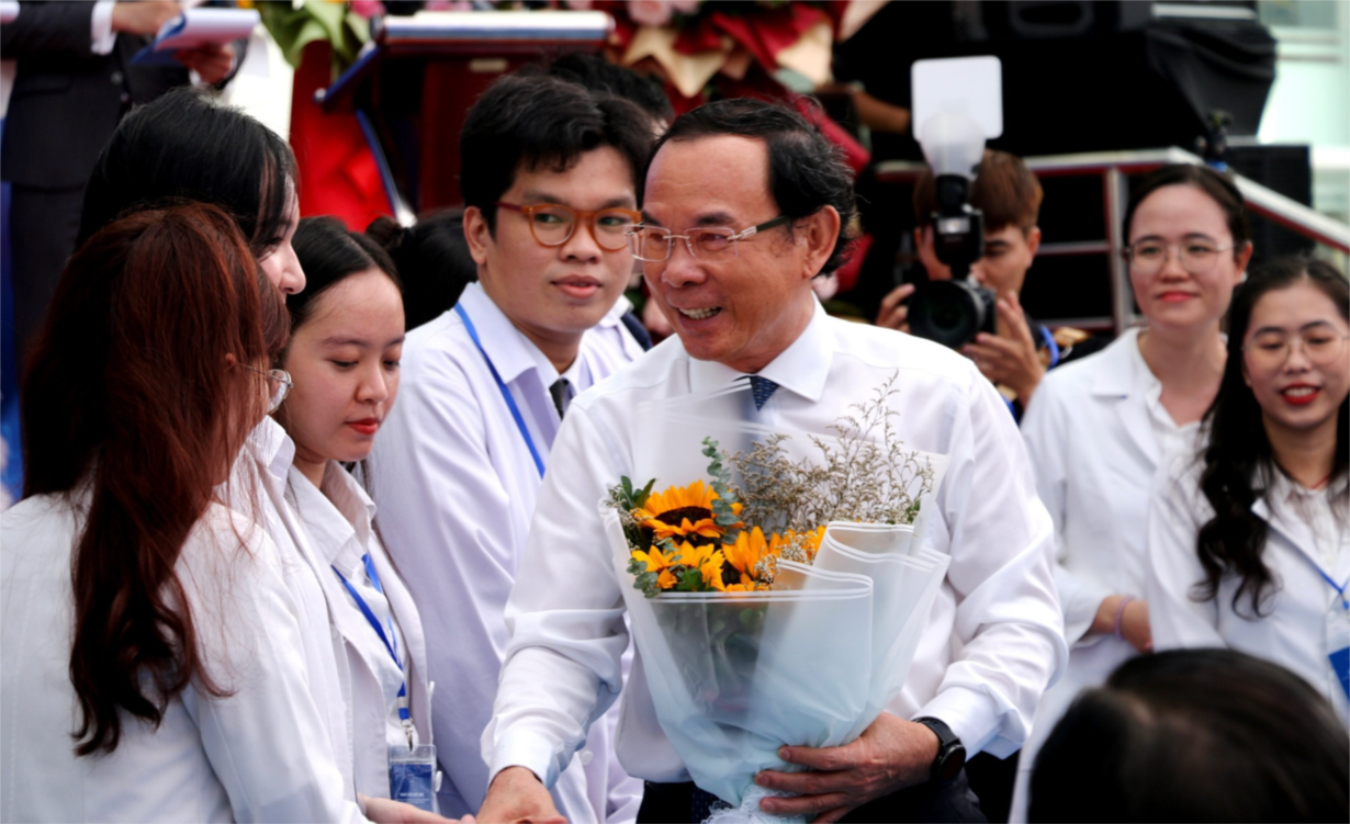 Đồng chí Nguyễn Văn Nên – Uỷ viên Bộ Chính trị, Bí thư Thành uỷ chúc mừng và chung vui với các thầy thuốc trẻ trong Lễ khai mạc Ngày hội việc làm (Ảnh: SYT TP.HCM)