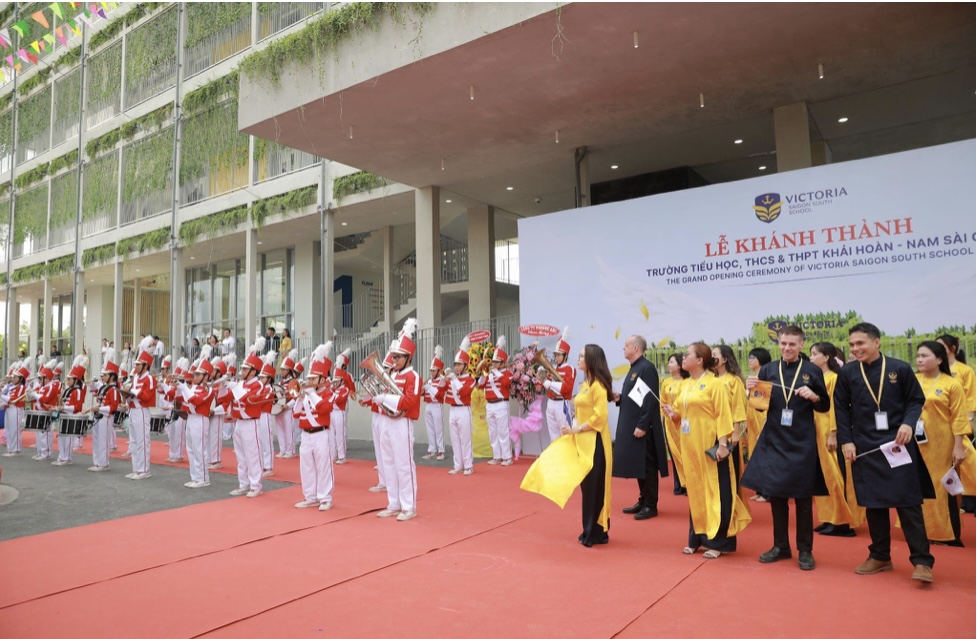 Toàn thể học sinh và giáo viên thực hiện nghi thức Thượng Cờ trong ngày khánh thành trường.