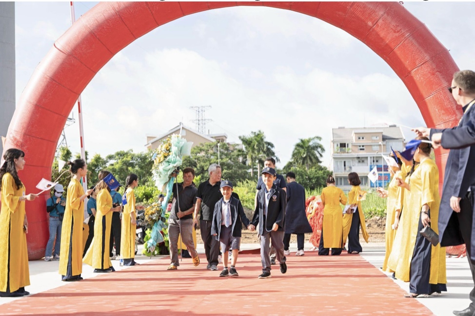 Quý thầy cô trường Victoria School chào đón phụ huynh và học sinh tham dự lễ khánh thành.