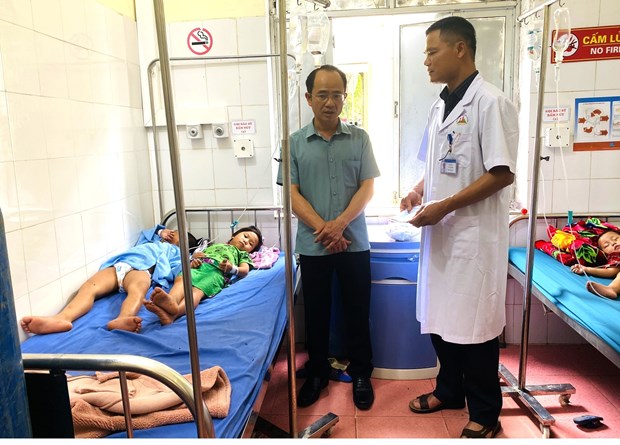 Điều trị cho các cháu nhỏ bị ngộ độc do ăn quả hồng châu tại Bệnh viện Đa khoa tỉnh Hà Giang. Ảnh: Minh Tâm-TTXVN