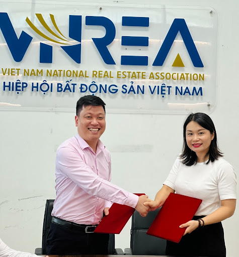 Bà Nguyễn Thi Dung, Giám đốc Trung Tâm Phát triển Bất động sản ký thỏa thuận hợp tác với TS. Nguyễn Bình Minh, Giám đốc Trung tâm Hợp tác và Phát triển nhân lực.