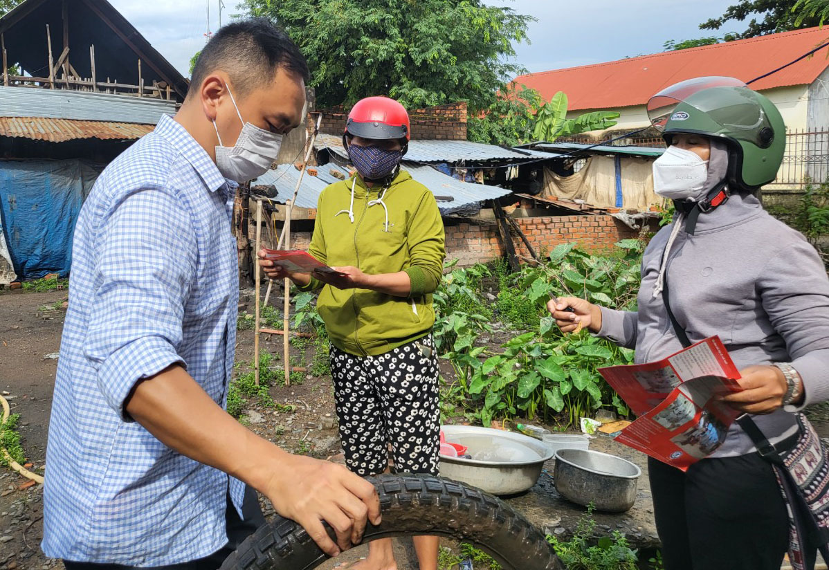 Cán bộ y tế địa phương ở Đắk Lắk (phải) hướng dẫn người dân diệt lăng quăng, bọ gậy, phòng bệnh sốt xuất huyết

SỞ Y TẾ ĐẮK LẮK