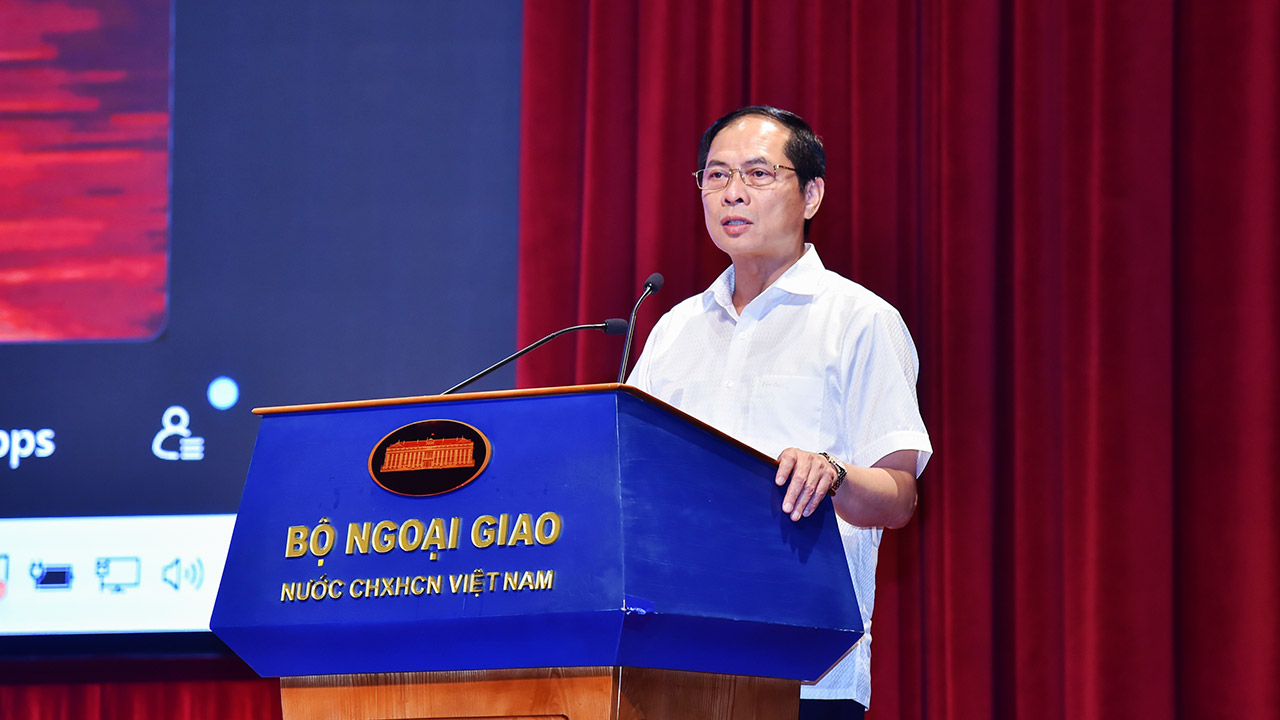 Đồng chí Bùi Thanh Sơn, Ủy viên Trung ương Đảng, Bí thư Đảng ủy, Bộ trưởng Bộ Ngoại giao đã tham dự và phát biểu chỉ đạo tại Tọa đàm.