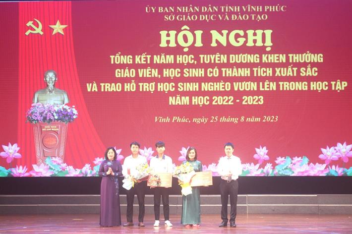 Thứ trưởng Ngô Thị Minh và lãnh đạo UBND tỉnh Vĩnh Phúc khen thưởng giáo viên, học sinh có thành tích trong kỳ thi Olympic quốc tế