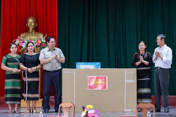 Thủ tướng trao quà trị giá 1 tỷ đồng cho Trường Phổ thông dân tộc nội trú Tu Mơ Rông. Ảnh: VGP/Nhật Bắc