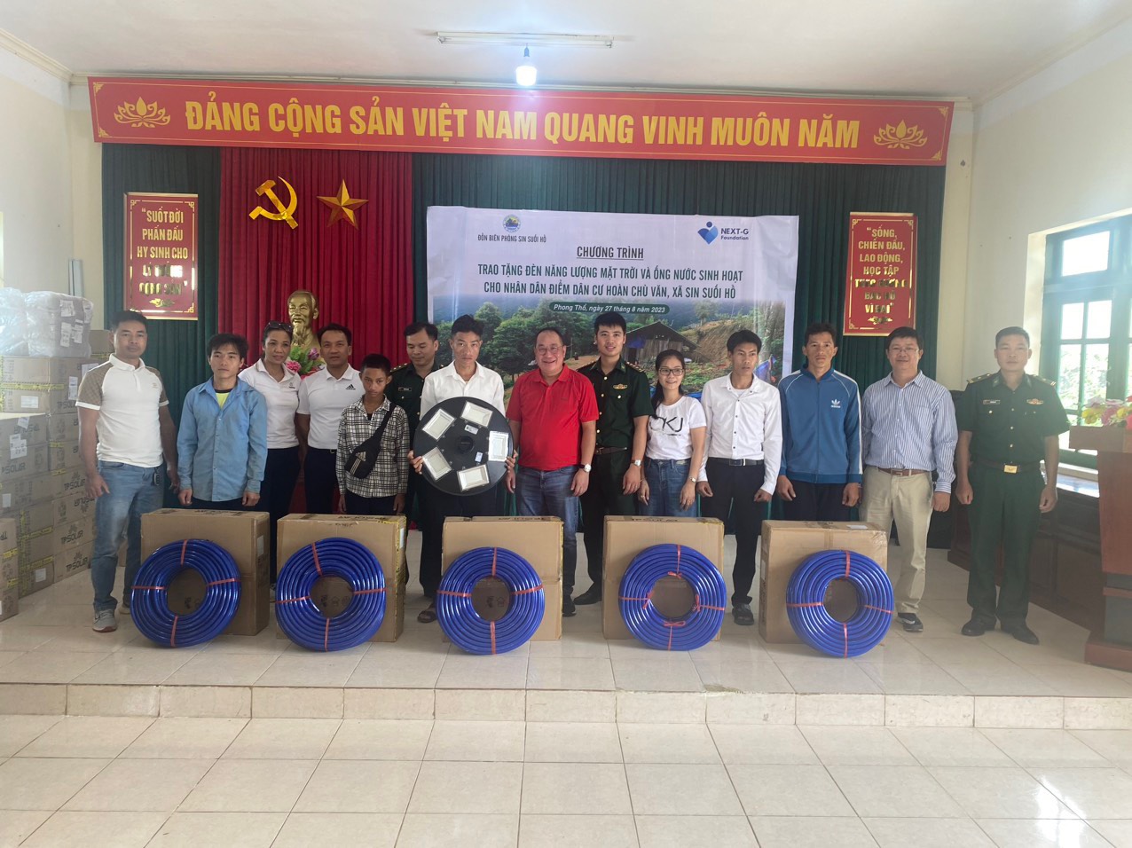 Đoàn đến thăm và tặng quà cho bà con điểm dân cư Hoàng Chù Văn, xã Sin Suối Hồ

