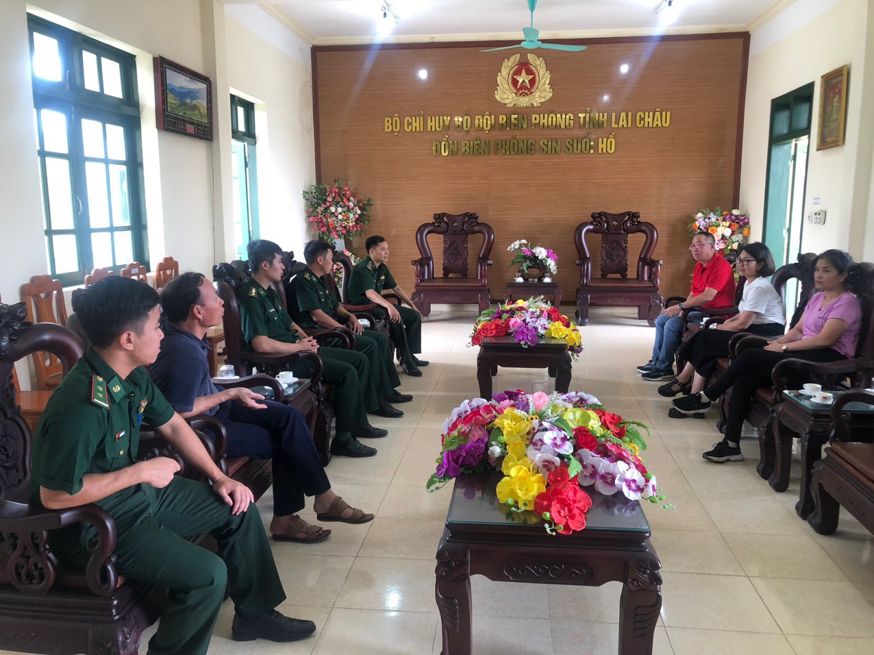 Toàn cảnh chuyến thăm và tặng quà

