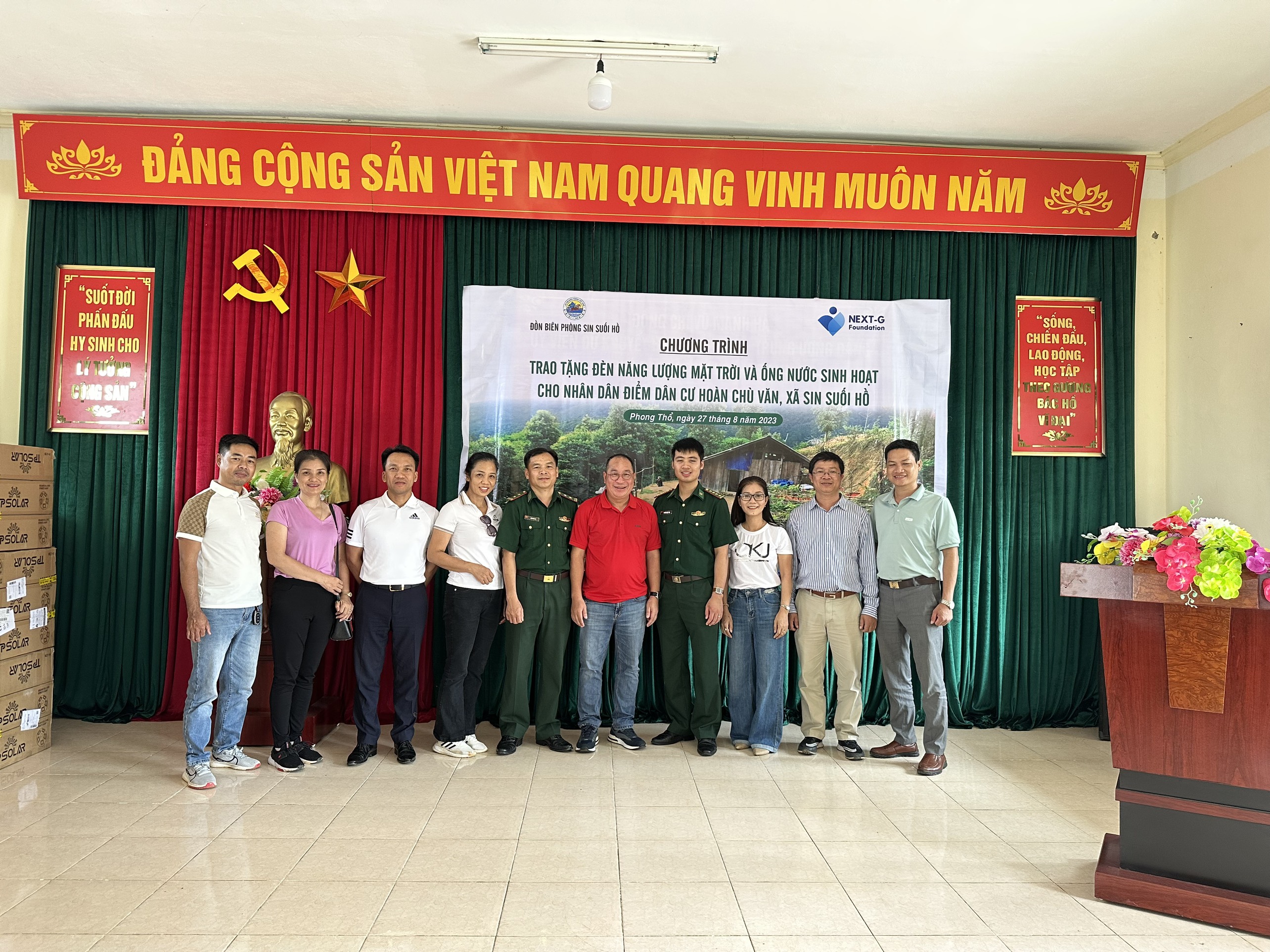 Đoàn chụp ảnh lưu niệm cùng đại diện Đồn Biên Phòng Sin Suối Hồ

