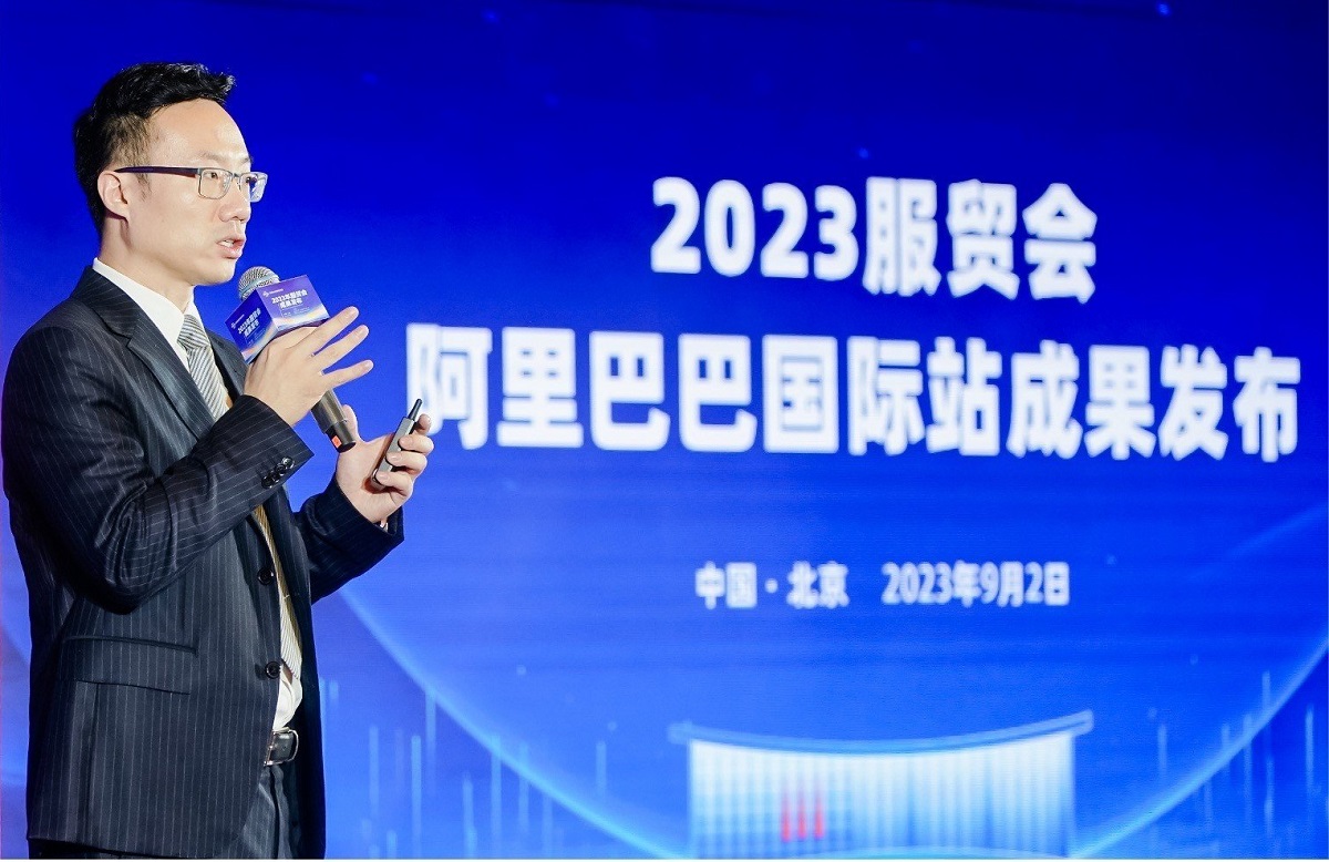Ông Wang Tiantian, Giám đốc Dịch vụ Chuỗi cung ứng xuyên biên giới của Alibaba.com công bố ra mắt dịch vụ Trade Assurance cho thị trường Việt Nam tại CIFTIS 2023.
