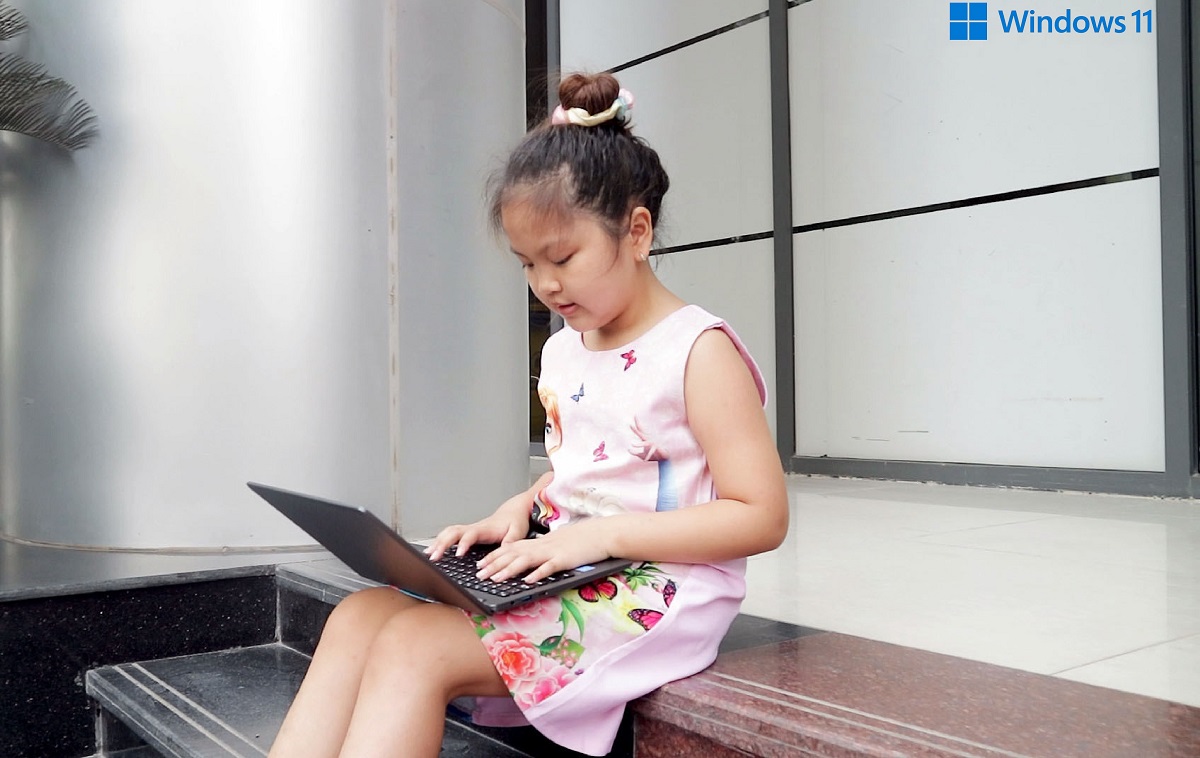 Học sinh tiểu học đang sử dụng laptop giáo dục Masstel E116