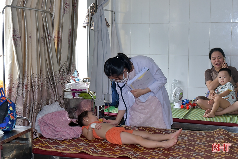 Bác sỹ Khoa Nhi - Bệnh viện Đa Khoa tỉnh Hà Tĩnh thăm khám cho các cháu. (Ảnh: Báo Hà Tĩnh)