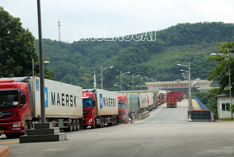 Việc ứng dụng nền tảng cửa khẩu số của VNPT vào vận hành, doanh nghiệp sẽ thực hiện dễ dàng, thuận lợi hơn mọi thủ tục thông quan hàng hóa tại Cửa khẩu Quốc tế đường bộ số II Kim Thành - Lào Cai. Ảnh: Báo Lào Cai