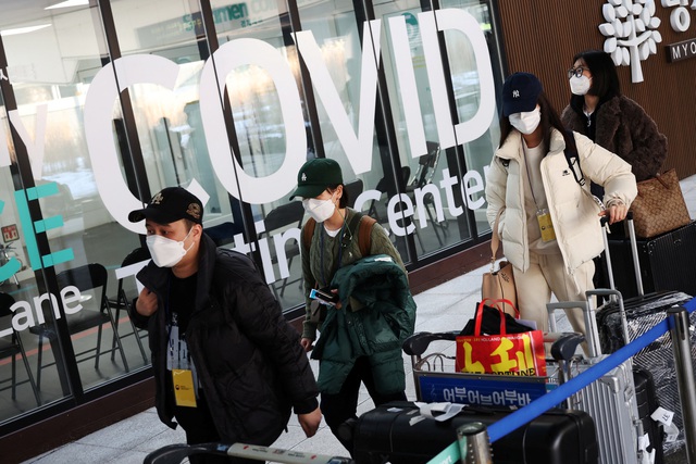 Hành khách đi ngang quầy xét nghiệm Covid-19 tại sân bay Incheon của Hàn Quốc hồi tháng 1