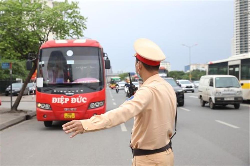 Lực lượng Cảnh sát giao thông tăng cường kiểm soát xe ô tô kinh doanh vận tải hành khách và xe ô tô vận tải hàng hóa bằng container.
