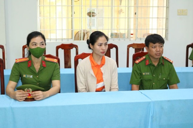 Cơ quan CSĐT Công an tỉnh Trà Vinh tống đạt các quyết định đối với bị can Phạm Thị Thanh Thùy. Ảnh: Phạm Hơn.