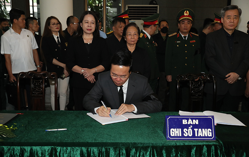 Chủ tịch nước Võ Văn Thưởng ghi sổ tang chia buồn cùng gia quyến đồng chí Thượng tướng Nguyễn Chí Vịnh.