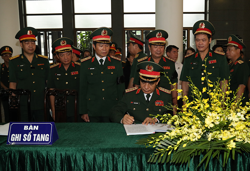 Đại tướng Phan Văn Giang ghi sổ tang chia buồn cùng gia quyến đồng chí Thượng tướng Nguyễn Chí Vịnh.