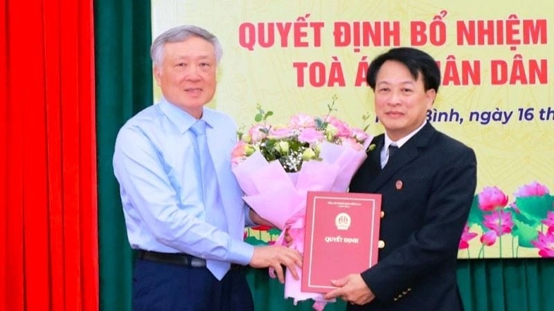 Chánh án Tòa án nhân dân tối cao Nguyễn Hòa Bình trao Quyết định bổ nhiệm chức vụ Chánh án Tòa án nhân dân tỉnh Ninh Bình cho ông Nguyễn Xuân Sơn.